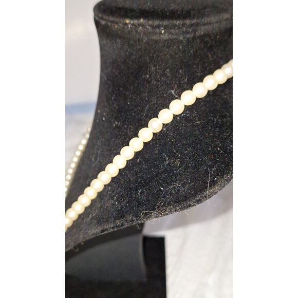 A Vintage Faux Pearl Necklace Grandmacore Mid-Century Elegance - Picture 4 of 7